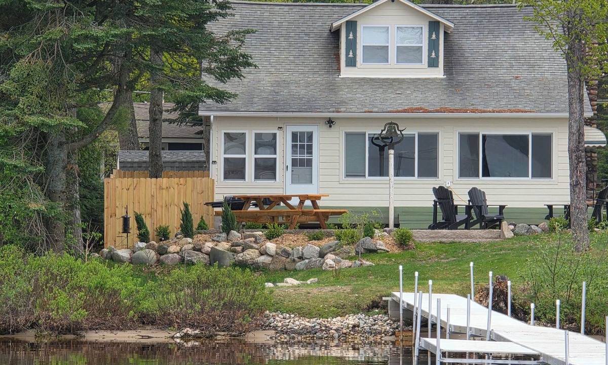 St. Helen Cottage | Stunning Sunsets. Dock. Huge deck/stamped patio w outdoor fire pit. Sandy Shore.