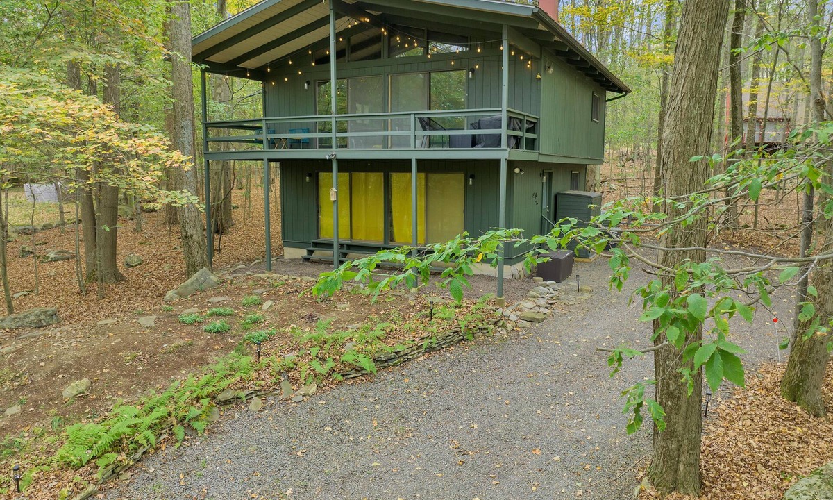 Gouldsboro Ski Chalet | Stylish Cabin in Poconos Resort - Indoor/Outdoor Pools, Lakes, Kayaks, and more!