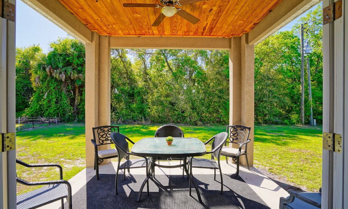 Port Charlotte House | Stylish, Fun & Comfy - Mins to Beaches - Backyard!