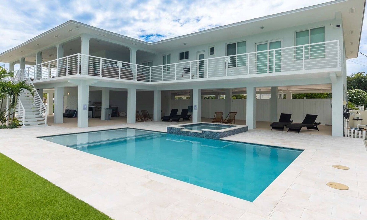 Marathon House | Sunset Point | Luxury 5 bdrm w pool, jacuzzi and XL dock, walk to beach