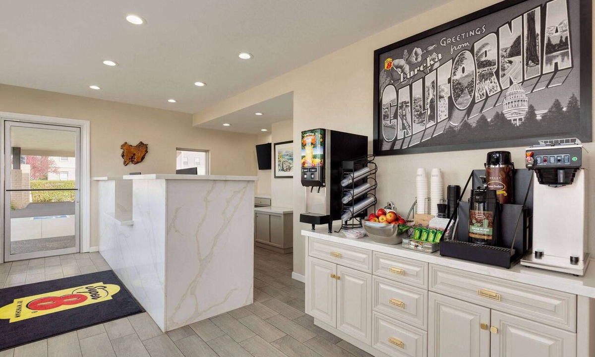 Downtown Hotel | Super 8 by Wyndham Eureka