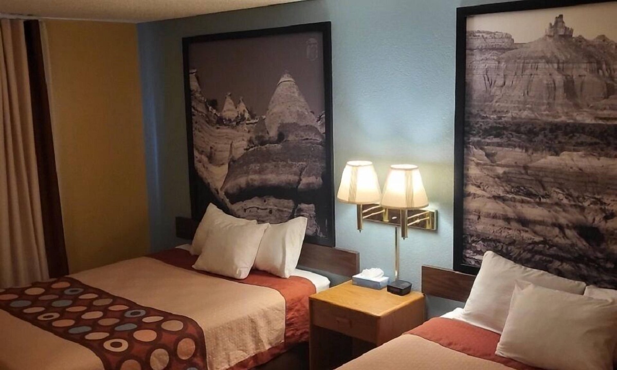 Raton Hotel | Super 8 by Wyndham Raton