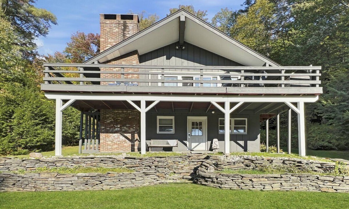 Stockbridge House | Sweet Life - Vermont Chalet - 6 person Indoor Hot Tub - 15 min to Killington