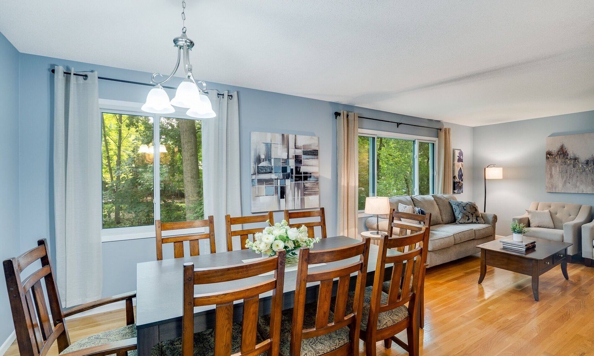 Burnsville House | The Burnsville Beauty sleeps up to 21 and is centrally located 2 The Twin Cities