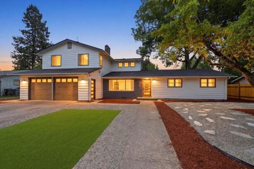 Cal Young House | The Canopy House Eugene Retreat Near UO & Autzen