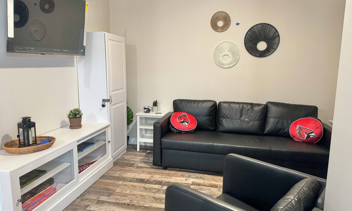 Muncie Cottage | The Cardinal. Newly built 1-bedroom cottage w/WiFi and AC in delightful Muncie