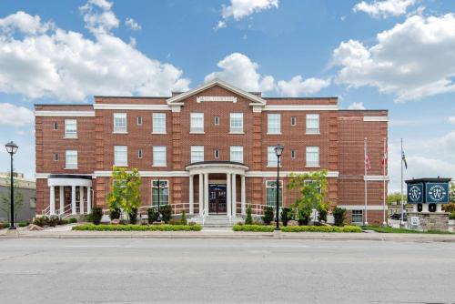 Orillia Hotel | The Champlain Waterfront Hotel, an Ascend Collection Hotel