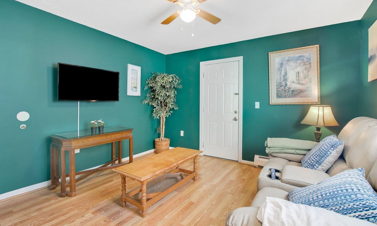 Hartford Apartment | The Gem! nCozy 1-bedroom with AC and WiFi in charming Hartford with office space