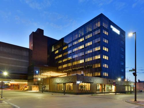 The Lismore Hotel Eau Claire Doubletree | Downtown Eau Claire
