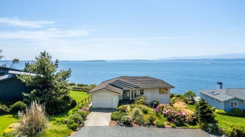 Freeland House | The Majestic Blue View by AvantStay