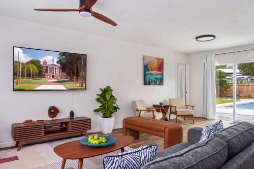 Gainesville House | The Monterey - Private Pool , Grill , 4 King Beds