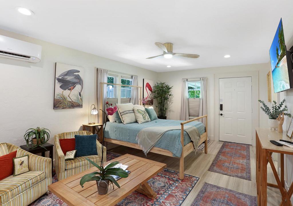 High Springs Apartment | The Poe - Stylish Studio in downtown High Springs