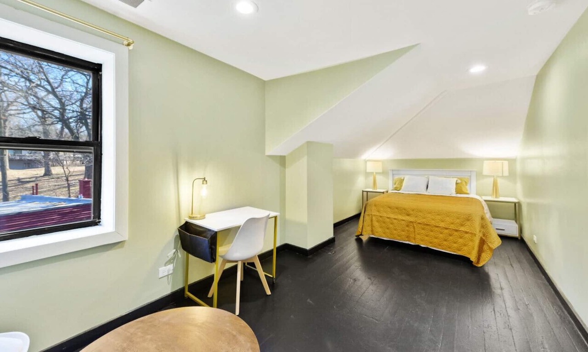 Fox Lake Hostel | The Randolph Hotel Room 313