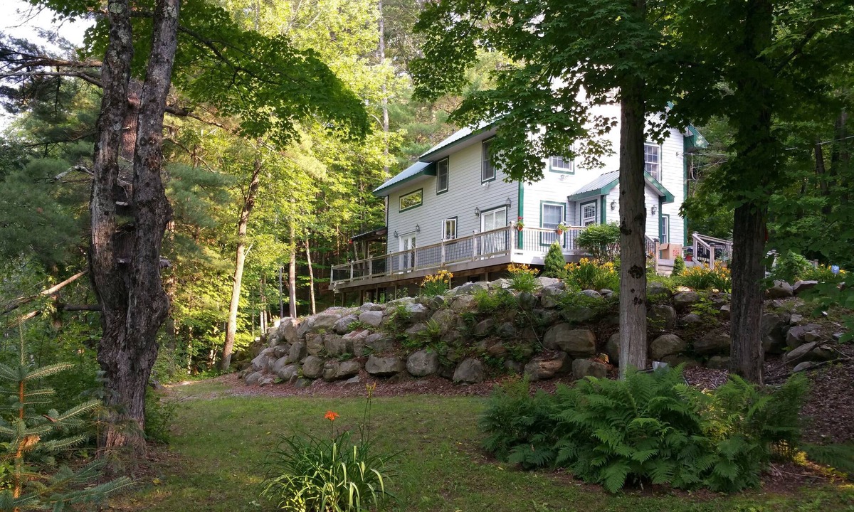 Lake George House | The solitude of the woods with civilization only 2 blocks away!
