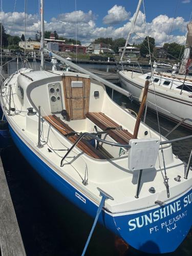 Rouses Point Boat Rental | The Sunshine boat
