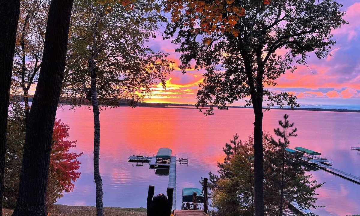 Lake Shore House | “The View on Gull” Spacious 4-bedroom plus loft house with 100’ on Gull Lake