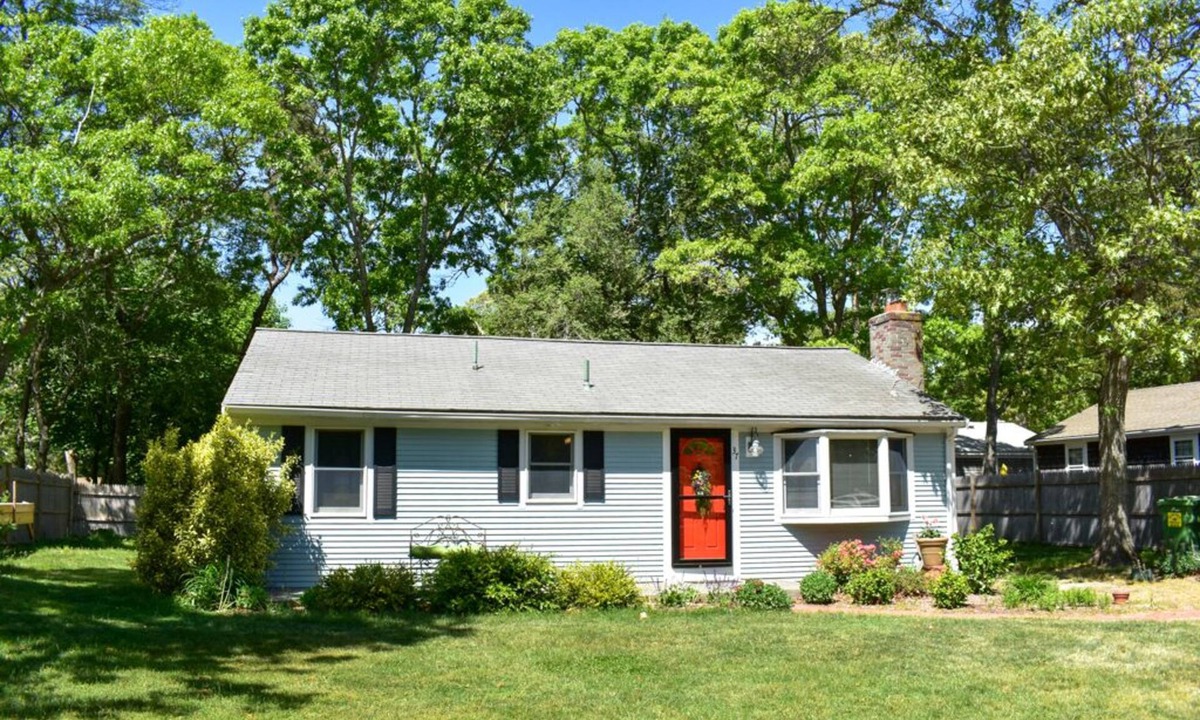 Dennis House | Three bedroom home sleeping 5 with central air!