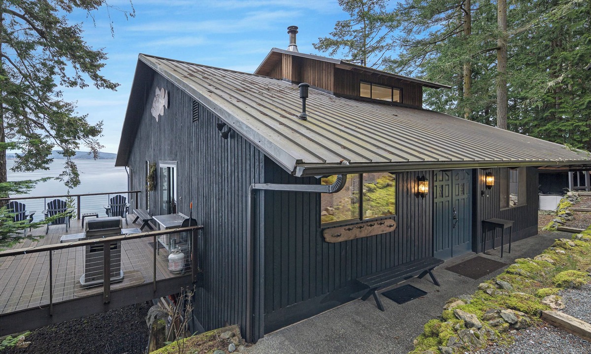 Friday Harbor House | Three-bedroom waterfront! Close to town! CHNL