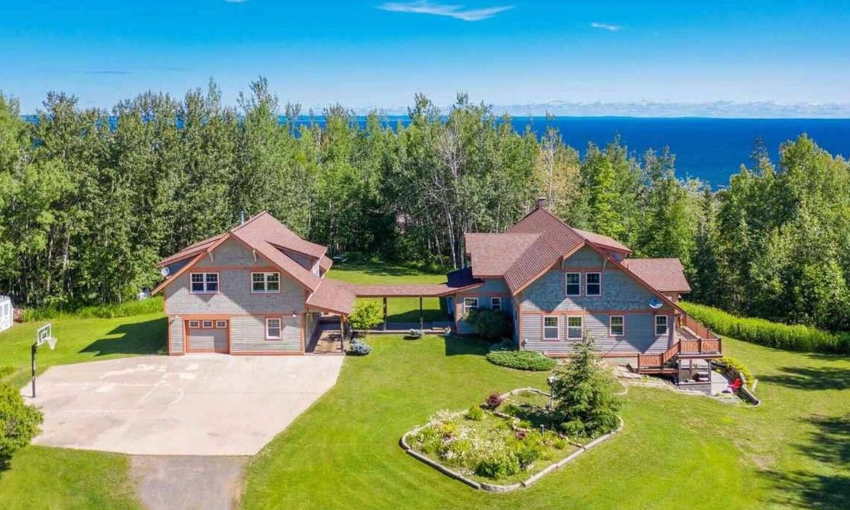 South Range House | Timber Frame House overlooking Lake Superior, 20 miles from downtown Duluth