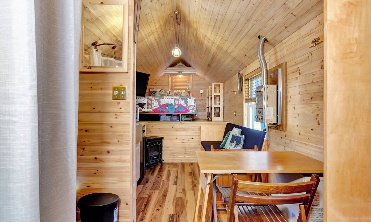 Jamaica House | Tiny House, fire place, fire pit, Stratton; 5 min. 3 min WALK to Pikes Falls!