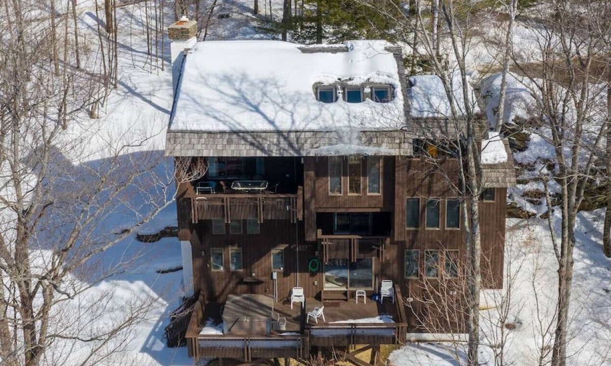 Plymouth Ski Chalet | Tree Top Home with Hot Tub Near Killington & Okemo