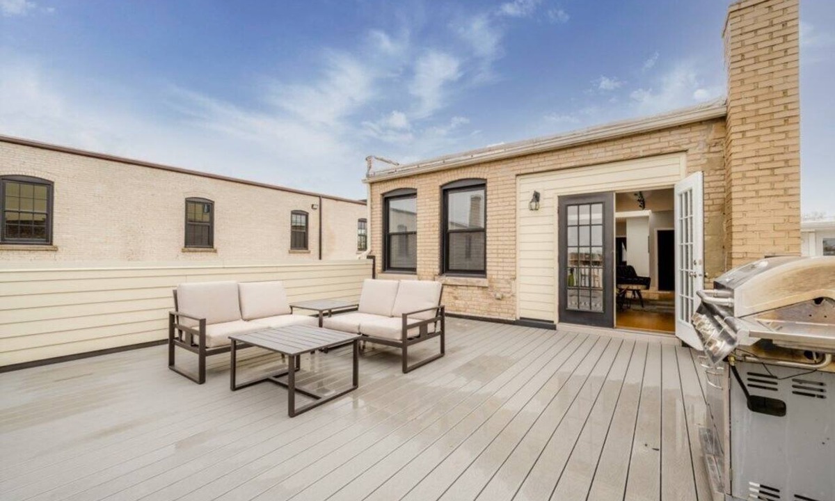 Three Oaks Apartment | (Two Night Minimum!) Three Oaks Charmer Right In Downtown!
