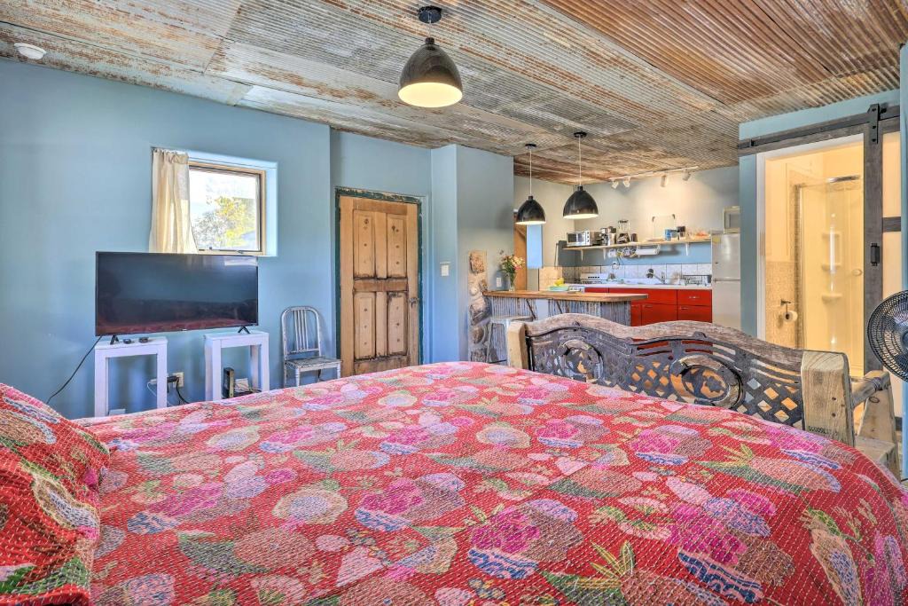 Santa Cruz Apartment | Unique Santa Cruz Studio about 25 Mi to Santa Fe