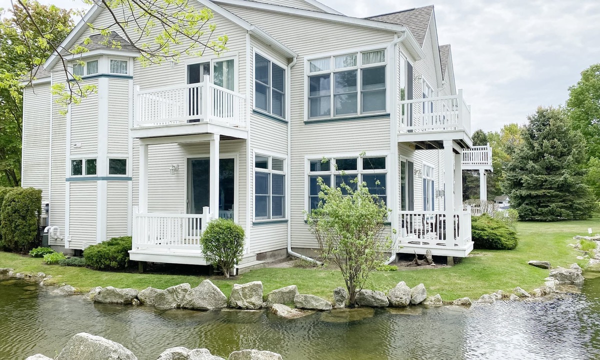 Manistee Condo | Updated Main Floor Condo at Pool and Beach