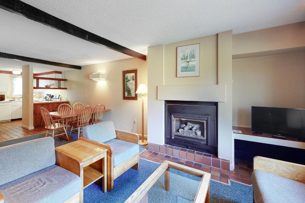 Stowe Area House | Village Green