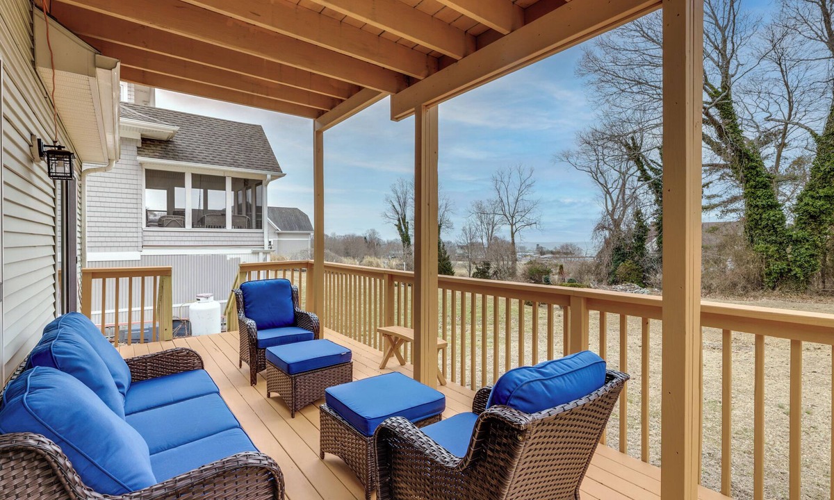 Groton Apartment | Walk to Eastern Point Beach: Apt w/Water View!