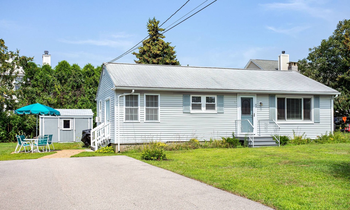 Narragansett House | Walk to Sand Hill Cove, one level living