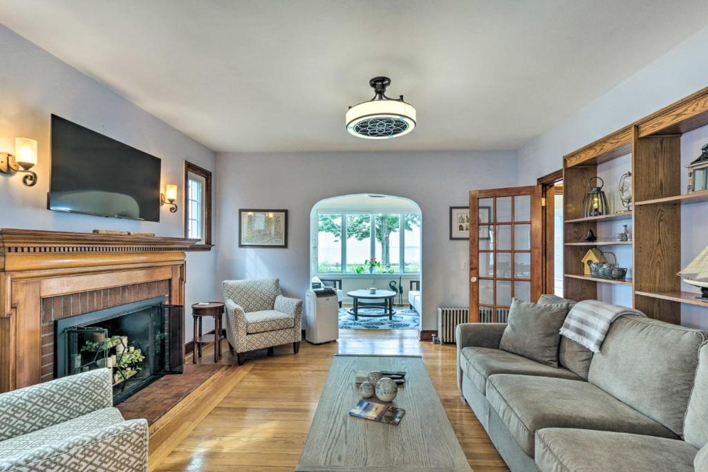 East Shore House | Walkable New Haven Retreat with Ocean Views!