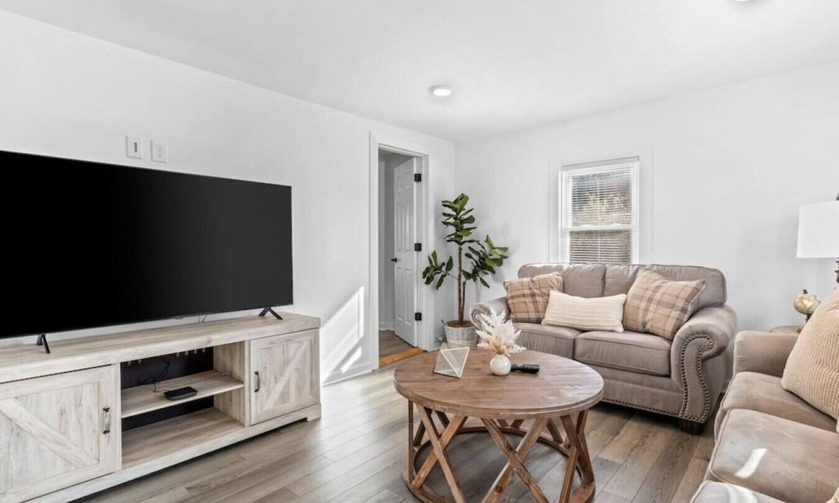 South Burlington Apartment | Warm & Welcoming 5BR Home