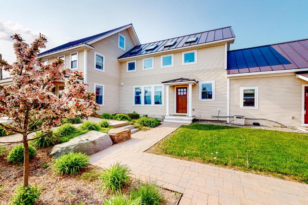 Waterbury Center House | Waterbury-Stowe Farmhouse Units 1-3