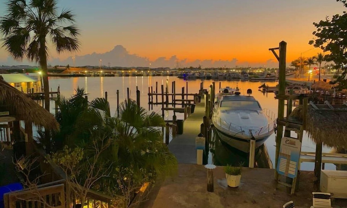 Meadows Condo | Waterfront Condo Dock Pool Downtown Near Duval