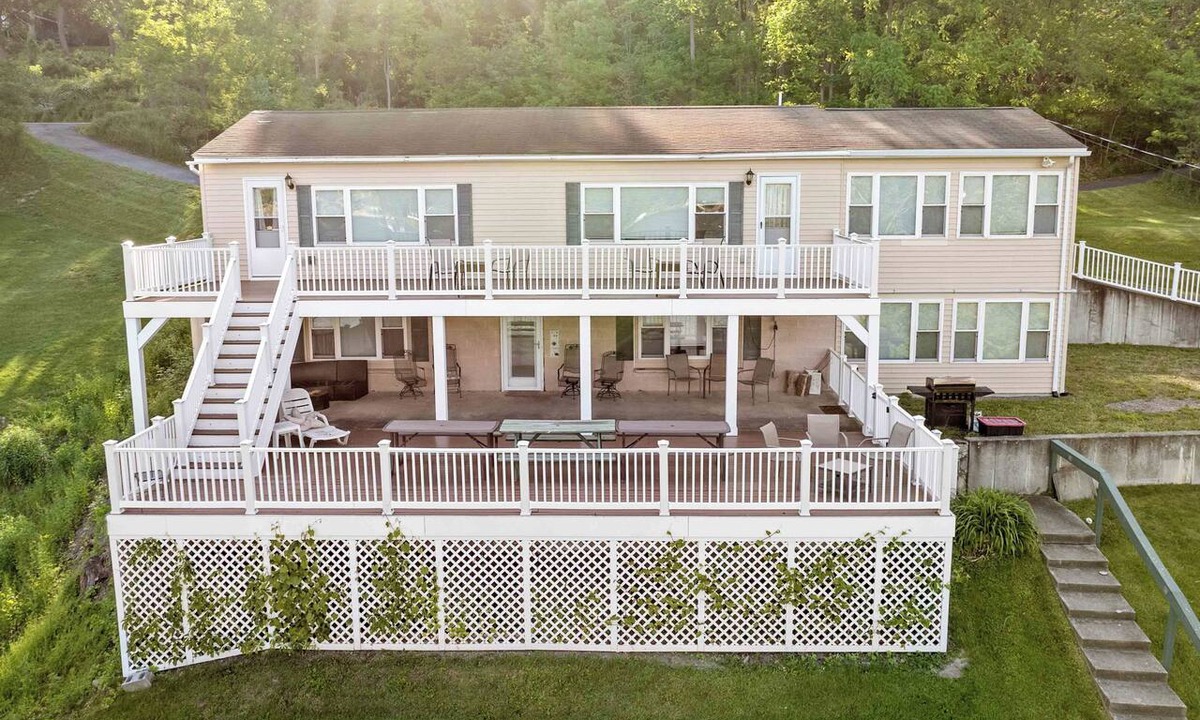 Dundee House | Waterfront Memories Begin at Deckside on Keuka!