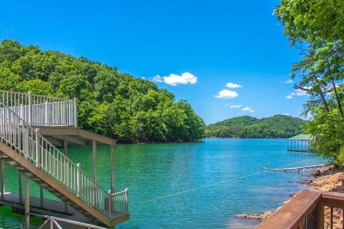 Maynardville House | Waterfront Retreat Sleeps 14 Theater Games Grill