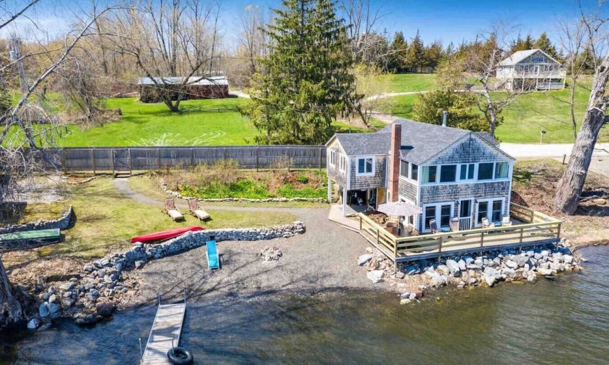 North Hero Cottage | Waters Edge! Right on the Lake.
