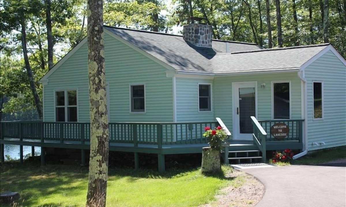 Drummond Cabin | We are that private getaway that you've been looking for on magical Rosa Lake!