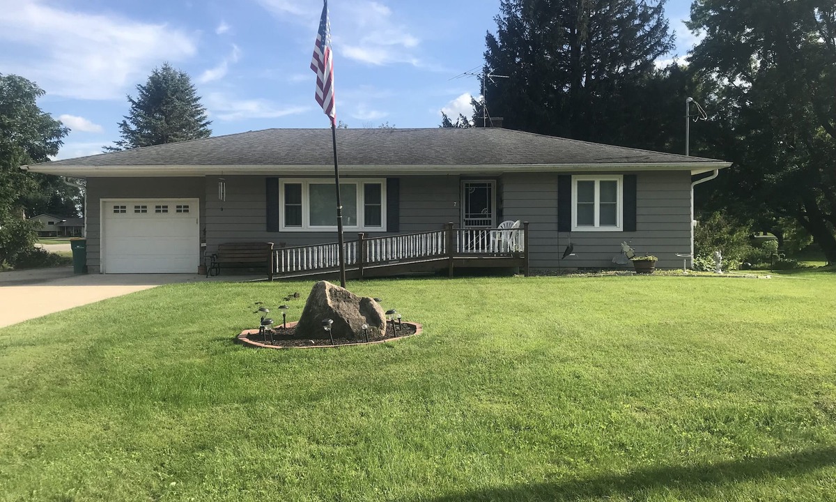 Wykoff House | Welcoming mid-century modern history-friendly home in bluff county.