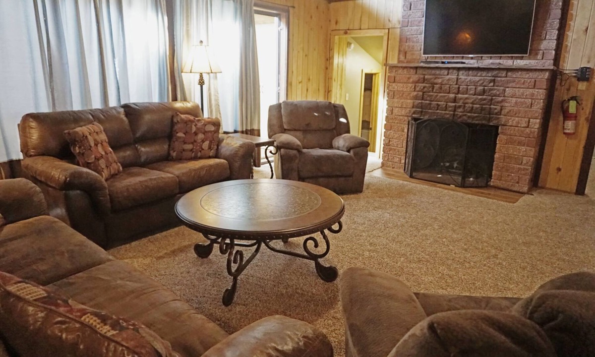 Red River Cabin | West Yankee - In Town - Pet Friendly - Satellite - Washer/Dryer - On Main Street