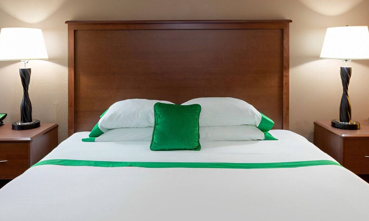 Kutzky Park House | Wonderful and Pet-Friendly Room! Free Breakfast