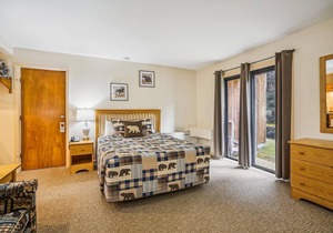 107 Deluxe Studio Queen, w/Sleeper sofa w/outdoor heated pool