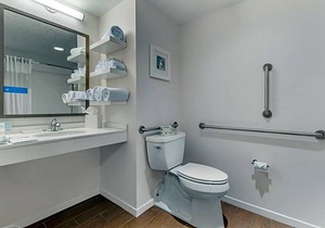 2-Star Hotel ∙ Hampton Inn Green Bay Downtown