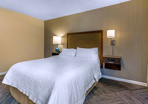 2-Star Hotel ∙ Hampton Inn Green Bay Downtown