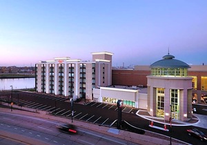 2-Star Hotel ∙ Hampton Inn Green Bay Downtown