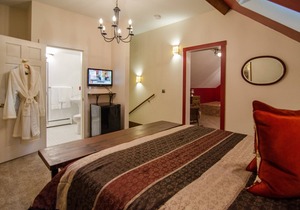 2nd Floor Romantic King Suite Jetted Tub B&B in Downtown Shelburne! WEB