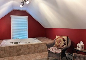 2nd Floor Romantic King Suite Jetted Tub B&B in Downtown Shelburne! WEB