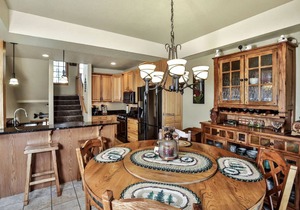 3-story townhome with dock access on Duck Lake, fireplaces, WiFi