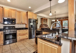 3-story townhome with dock access on Duck Lake, fireplaces, WiFi